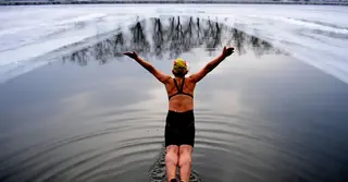 বরফের পানিতে সাঁতার; বাড়বে রোগ প্রতিরোধ সক্ষমতা